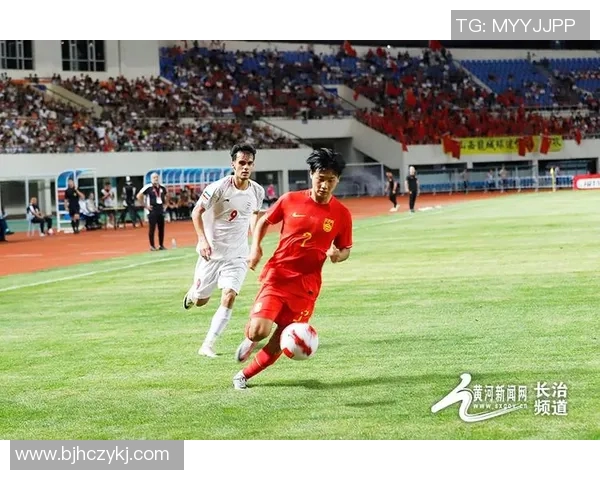 左脚挥舞足球梦想踢出无限可能,球场英姿尽显英雄本色 左脚挥舞足球梦想踢出无限可能,球场英姿尽显英雄本色