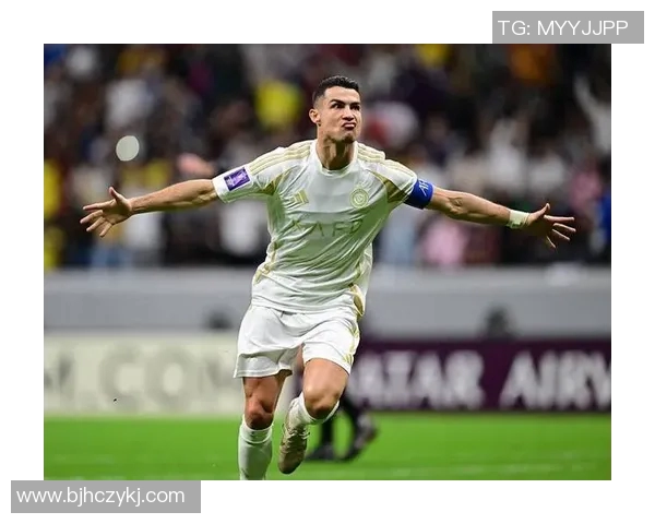 皇马传奇球星C罗立牌足球风采尽显 精彩瞬间重现球场荣耀