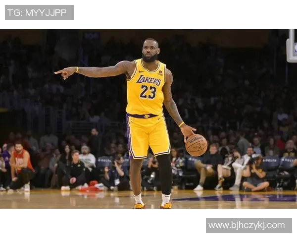 詹姆斯绿茵赛场全力拼搏展现无畏精神与无限魅力