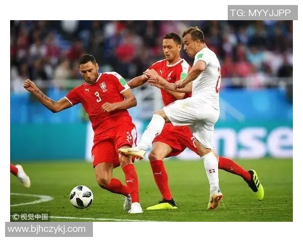 足球女星精彩瞬间凝聚力量与优雅的完美交融，展现霸气与美丽