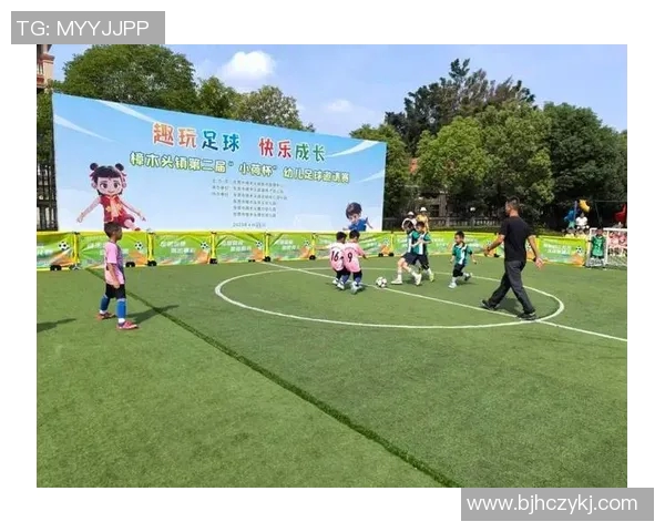 岁月不改热爱老年球星绿茵再展足球风采 岁月不改热爱老年球星绿茵再展足球风采