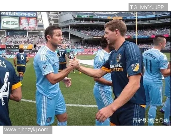 历代足坛巨星同框定格经典瞬间展现足球传奇风采 历代足坛巨星同框定格经典瞬间展现足球传奇风采